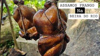 Frango assado pendurado na beira do rio - culinária primitiva