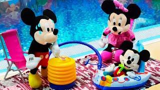 Микки Маус и Минни отдыхают в бассейне  Мягкие игрушки в видео для детей