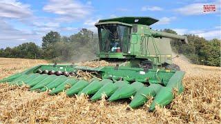 JOHN DEERE 9600 Combine Harvesting Corn