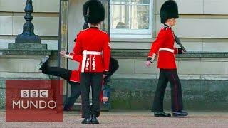 La estrepitosa caída de un guardia frente al palacio de Buckingham