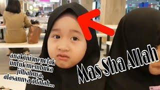 Mas sha Allah. Inilah alasan anak kecil ini tidak mau membuka Jilbab nya  VIRAL