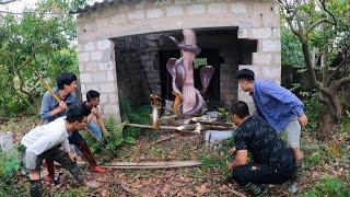 The Group Of Hunters Caught Dozens Of Cobras   Hiding In An Abandoned House  SnakerKing TN