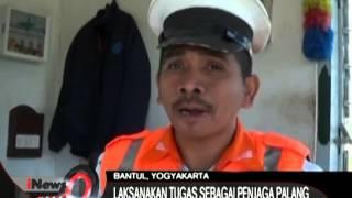 Tetap Bekerja Meski Hari Lebaran Penjaga Pintu Perlintasan Kereta - iNews Siang 1707