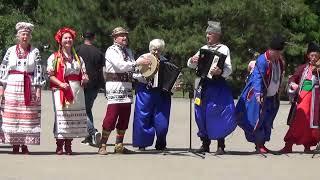 ВИЙШЛИ КОЗАКИ КОНЕЙ НАПУВАТЬ-  Глядачі підспівували  і танцювали  разом з анс.Жартівниці.