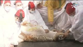 أمير المؤمنين جلالة الملك محمد السادس ينحر أضحية العيد