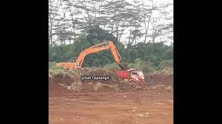 mitsubishi truck heavy duty Excavator truk tanah angkut tanah merah dekat hutan pohon jenjeng