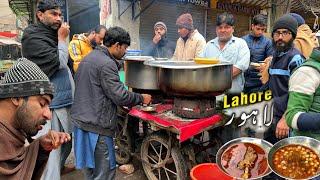 UNEXPECTED REACTIONS ABOUT LAHORI BILLU BEST CHEAPEST CHANAY BREAKFAST  CHANA CHOLE MURGH CURRY