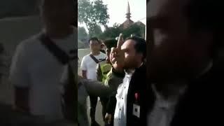 Polisi dan pendemo berdebat bendera Tauhid