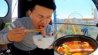 What is the experience of eating hot pot at an altitude of 70 meters?