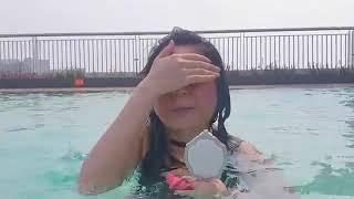 Wow sarah viloid lagi mandi di kolam renang