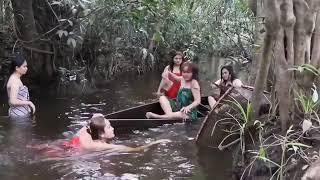 GADIS DAYAK MANDI DI SUNGAI