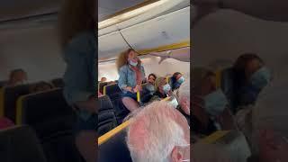  Ragazza minaccia steward e aggredisce passeggeri su volo ryan air 