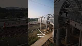 Momen KRL Melewati Bawah Sky Bridge Stadion JIS #commuterline