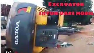 Excavator jatuh saat naik mobil Ngeri