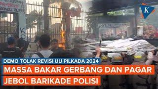 Massa Demo Bakar Gerbang Masuk Pejalan Kaki dan Pagar DPR RI