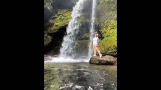 Туристы на Курилах полоскали телефоны в водопаде ради любопытного кадра