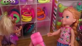 Shopping  Elsa and Anna toddlers buy from Claires store - Barbie