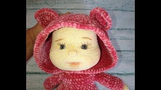 Bebe de crochê vestida de macacão ursinho de crochê
