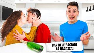 GIOCO DELLA BOTTIGLIA CON LA RAGAZZA IN CASA NOSTRA *bacio*