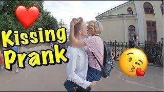 Kissing Prank развёл школьницу на поцелуй #1