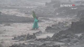 Nyaris Terjebak Banjir Lahar Dingin Warga Nekad Seberangi Sungai