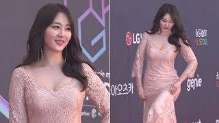 신아영 우월 S라인 드러낸 밀착 드레스 2018 MGA 레드카펫