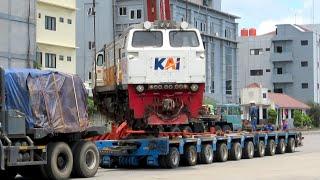 SIAP BERANGKAT  TINGGALKAN JAWA  LOKOMOTIF CC 206 NAIK TRUK TRAILER MENUJU PELABUHAN MERAK