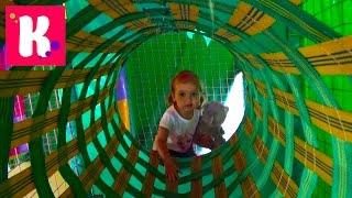 Катя прыгает в детском лабиринте