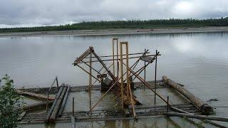 Рыбное колесо на реке Юкон для ловли лосося