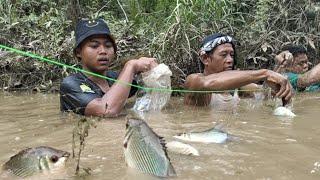 CARI IKAN DI PARIT BUATAN PERUSAHAAN HASILNYA BISA BUAT MAKAN ORANG SEKAMPUNG...