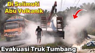 Evakuasi Truk Tumbang Di Selimuti Abu Vulkanik.