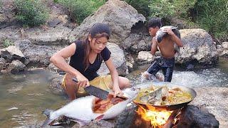Survival skills Big fish curry delicious for food and Natural red apple- Survival cooking in forest