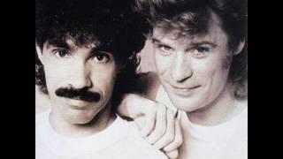 Daryl Hall & John Oates - Maneater Lyrics