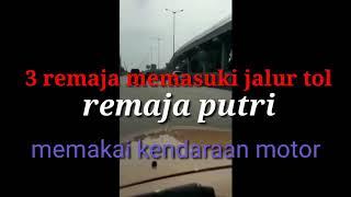 3 remaja putri motor  memasuki jalur tol