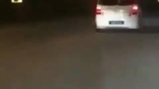 Penampakan pocong di atas mobil