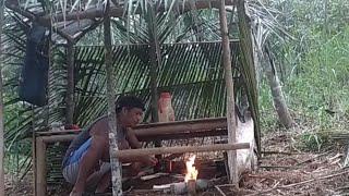 CAMPING HUJAN DERAS DERAS BERMALAM DAN TIDUR HUTAN KABIN DAUN KELAPA