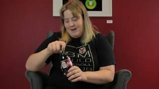 Emma testar Cola Zero Cinnamon