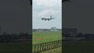 Pesawat Terbesar Garuda Indonesia Boeing 777-300ER Landing di Bandara Soekarno-Hatta Jakarta