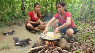 Survival in rainforest Catch and cook duck Duck soup with Hot chili Cooking tasty for dinner