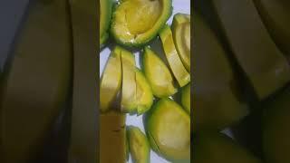 This is how I cut an avocado so I dont cut  myself # satisfying cutting# avocadofruit#shorts