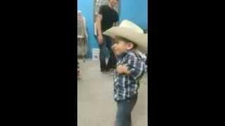 Niño bailando norteño