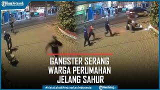 Detik-detik Gangster Serang Warga Perumahan Jelang Sahur Terekam CCTV