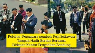 PULUHAN PENGACARA PEMBELA PEGI SETIAWAN HADIR DOA BERSAMA DIDEPAN KANTOR PENGADILAN NEGERI BANDUNG