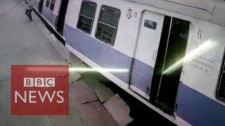 India Passengers leap from derailed train in Mumbai - BBC News