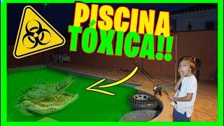 ** INCREIBLE ** ¿ Qué hay EN EL FONDO de la PISCINA TÓXICA ? * ¿ COCODRILO ? ME ATACA - ME MUERDE