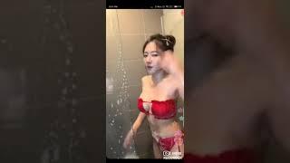 Gadis cantik montok mandi malam