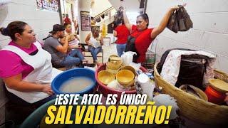 ASÍ SE GANAN LA VIDA EN EL SALVADOR  VENDINDO ATOL SHUCO *la zarquita de centro histórico*