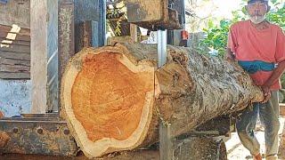 Sawing old teak wood into 7x14cm blocks for window and door materials