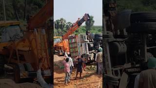 accident 16 Tyre  lorry lifting with 14 ton hydra crane