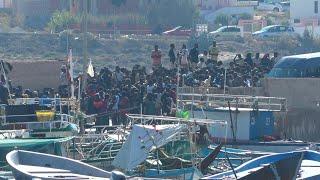 Lampedusa emergenza sbarchi migliaia di migranti sullisola